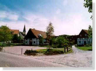 Der Marktplatz in Hohenhausen mit Bürgerhaus und Corves Mühle