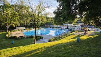 Ansicht Freibad_Schwimmbecken von Liegewiese aus