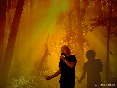 Stefan Erdmann vor der Leinwand