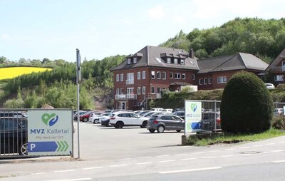 Blick in die Einfahrt zum MVZ von der Straße aus Blick in die Einfahrt zum MVZ von der Straße aus