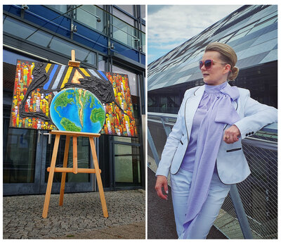 Vera Widmer im Portrait und eines ihrer Bild vor dem Rathaus