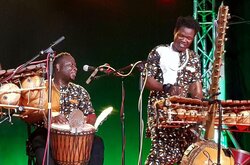 Duo Wapani_Musiker mit Instrumenten