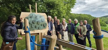 : Die Projektbeteiligten simulieren den ersten Regenschauer auf der Outdoor-Kugelbahn 