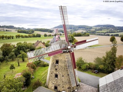 Windmühle Brink von oben mit umliegender Landschaft
